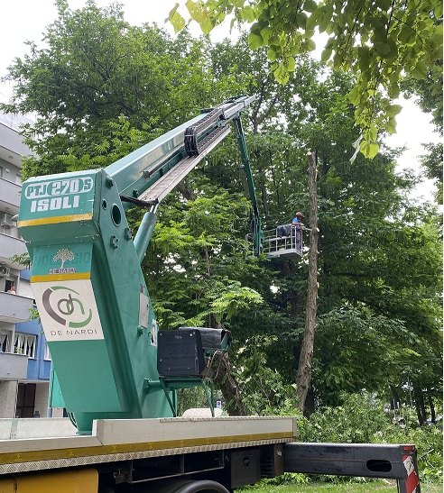 Autocarro con piattaforma aerea De Nardi durante un intervento in città