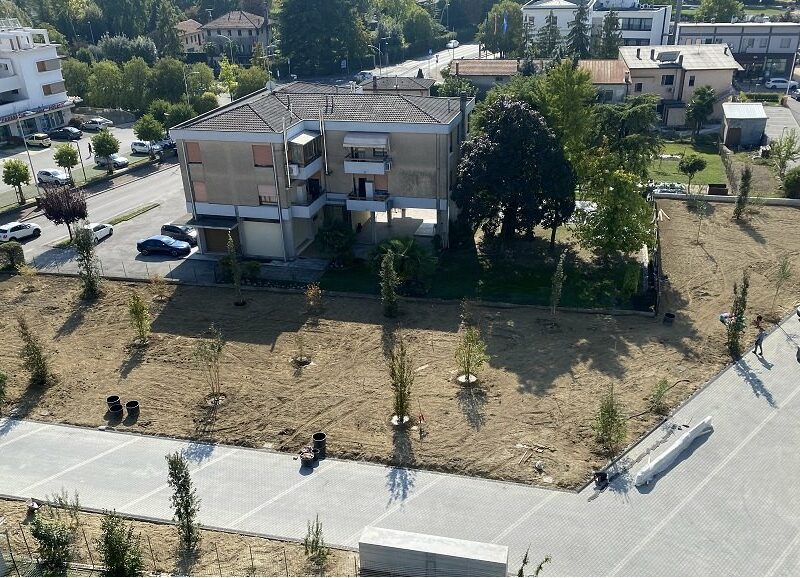 Nuovo giardino condominiale con alberi giovani appena piantati, visto dall'alto