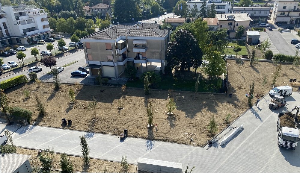 Nuovo giardino condominiale con alberi giovani appena piantati, visto dall'alto